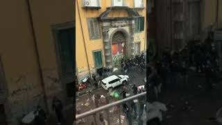 Scontri ultras Eintracht a Napoli 💥 Guerriglia nel centro storico di Napoli [upl. by Martreb]