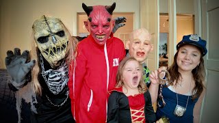 HALLOWEEN testar läskiga dräkter amp pyntar hemma VLOGG [upl. by Billie172]