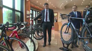 Renzi visita lazienda Colnago 03112016 [upl. by Magulac]