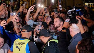 OM  Adrien Rabiot accueilli à laéroport de Marseille par des supporters en feu [upl. by Assetal]