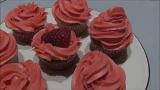 Como hacer Buttercream receta  Crema para decorar cupcakes [upl. by Nnylarej614]