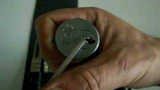 lockpicking a UK YALE cylinder lock [upl. by Alios]