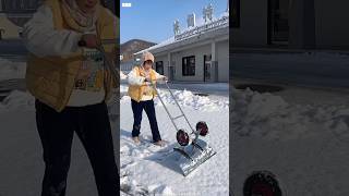 How much trouble do people face in snowy places shortvideos [upl. by Aicirtel]