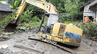 Excavator Stuck In Mud Heavy Recovery Komatsu PC228 [upl. by Sherborne56]