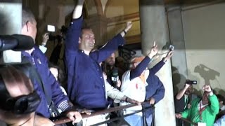 Napoli festeggia con De Magistris folla e canzoni in piazza [upl. by Yentrac]