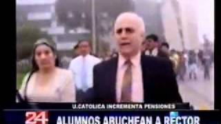 Alumnos PUCP abuchean a rector Marcial Rubio Correa por subir pensiones [upl. by Mariana386]