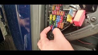 TUTORIAL Care e siguranta pentru bricheta sau priza 12V fata din interior la un VW Passat B6 B7 [upl. by Tova]