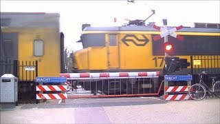 Spoorwegovergang Heiloo  Dutch railroad crossing [upl. by Hoyt746]