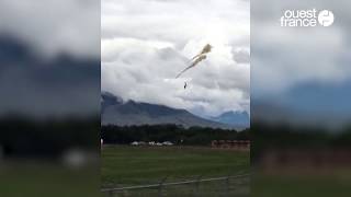 Un avion de la patrouille acrobatique canadienne s’écrase lors d’une opération contre le coronavirus [upl. by Digirb]