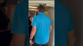 Bolsonaro com sua mochila simples pegando avião [upl. by Ahsitruc]