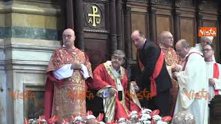 Miracolo di San Gennaro 2018 malore del cardinale Sepe durante le celebrazioni [upl. by Ameehsat]