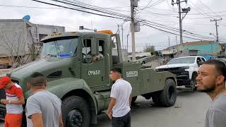 Soldados del Ejército Mexicano se hacen respetar frente a civiles en Nuevo Laredo [upl. by Jansen]