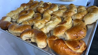 Pan de Jamón Cachitos y Panes Dulces Venezolanos con la Panadera de oro [upl. by Lardner621]