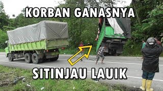 EVAKUASI TRUK TERPEROSOK DI SITINJAU LAUIK [upl. by Feirahs]