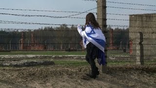 8000 participants à la Marche des Vivants à AuschwitzBirkenau [upl. by Ahsinak]