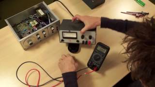 Demonstratie Elektrische spanning meten met een multimeter [upl. by Itagaki]