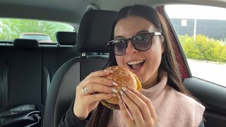 ASMR de chill comiendo en el coche y hablando con vosotros 🍔🍟 [upl. by Watanabe62]