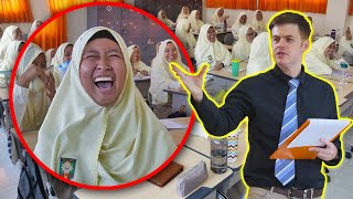 BULE MASUK SEKOLAH ISLAM NGERJAIN SANTRI PAKE BHS INGGRIS [upl. by Aranaj]