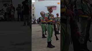 Menudo Sobre el Hombro Armas que Hacen estos Gastadores Legionarios ¡Viva la Legión [upl. by Rosalba]