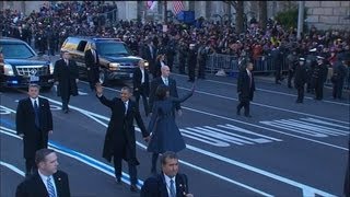 Investiture  Barack et Michelle Obama sortent de voiture pour saluer la foule  2101 [upl. by Pandora152]