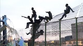 800 inmigrantes intentan entrar en Melilla en un nuevo salto a la valla [upl. by Buzz930]