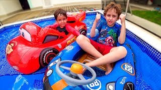 BOIAS do HOT WHEELS vs MCQUEEN do CARROS na PISCINA  Vídeo Infantil  Paulinho e Toquinho [upl. by Adnale]