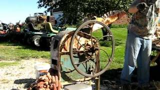 Shelling Corn with IHC 1hole Sheller [upl. by Anilehs]