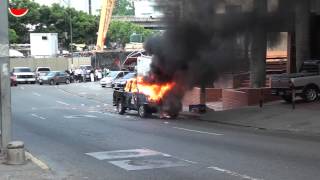 Manifestantes incendian camioneta de la GNB [upl. by Curkell667]