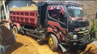 Mobil Truk Toyota Dyna Beraksi Saat Muat Tanah Merah [upl. by Schott850]