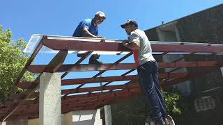 Passo a passo de como instalar uma cobertura de policarbonato em pergolado de madeira  Polysolution [upl. by Ennoitna]