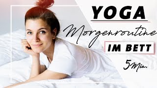 Yoga Anfänger Morgenroutine im Bett  Wach und Entspannt in den Tag  Nur 5 Minuten [upl. by Entirb]