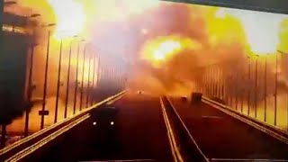 In un video il momento dell’esplosione sul ponte che collega Crimea e Russia [upl. by Oicirtap850]