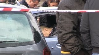 Napoli  Agguato a Secondigliano ucciso affiliato al clan Licciardi 290114 [upl. by Tterb]