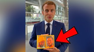 MACRON RÉALISE LE DÉFI DE MCFLY ET CARLITOIl fait un discours avec un cadre contenant leurs photos [upl. by Nolek]