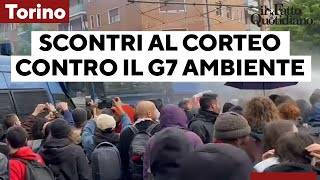 Proteste contro il G7 Ambiente a Torino scontri con la polizia usati idranti e lacrimogeni [upl. by Acimak143]