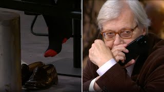 Vittorio Sgarbi show a Piazzapulita si toglie le scarpe e poi parla al telefono in diretta [upl. by Idnem]