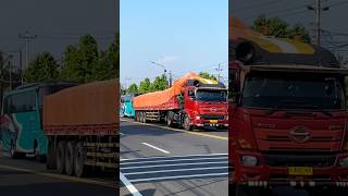 BALAPAN TRUK TRAILLER PANJANG VS BIG BUS VS BIG BUS PARIWISATA TELOLET shorts trending subscribe [upl. by Kahaleel]