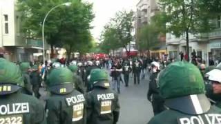 1 Mai 2010 in Berlin  Demonstranten ziehen durch Kreuzberg [upl. by Pitts]