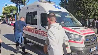 Thirret ambulanca për të trajtuar dy pensionistë gjatë protestës shfaqën probleme shëndetësore [upl. by Airemahs331]