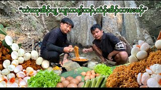 peace doh wah amp Htoo Paw Having spicy noodle in jungle [upl. by Attelrac]