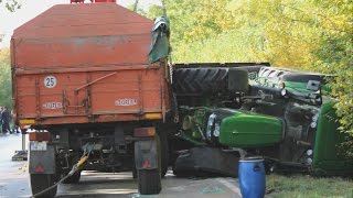 Flüchtlingsbus mit Traktor kollidiert  Traktor kippt samt Anhänger um  B8 Straubing [upl. by Gabrielli]