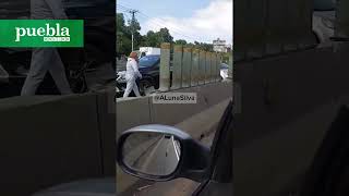 Tráiler sin frenos prensa automóvil sobre la autopista México Puebla [upl. by Lhadnek234]