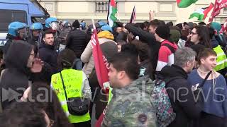 Corteo per la Palestina a Firenze studenti caricati dalla polizia [upl. by Lapointe]