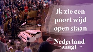 Ik zie een poort wijd open staan  Nederland Zingt [upl. by Arbua769]