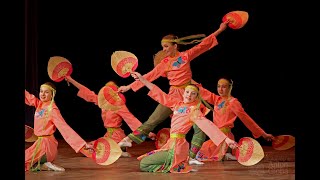 Вьетнамский танец Пришла весна анс Школьные годы Vietnamese dance Spring has come ens School years [upl. by Rramahs325]