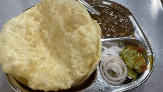 Sardarji Ke mashhoor chole bhature Hazrat Ganj Lucknow  Best Street food chole bhature in Lucknow [upl. by Oyam185]