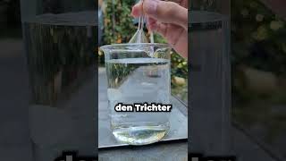 Wasser durch einen Trichter spritzen lassen experiment physik science wissenschaft [upl. by Cherlyn]