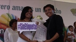 Mexique mariage gay collectif sur la plage dAcapulco [upl. by Aner]