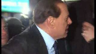 Berlusconi agredido tras un mitin [upl. by Lebar]