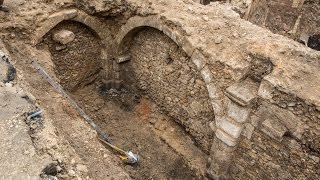 Archéologie une cave du MoyenÂge découverte à Chartres [upl. by Riatsila146]